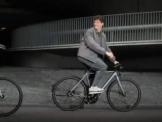 Tenways CGO600 e-bike in de stad, verwijzend naar de Tenways-case